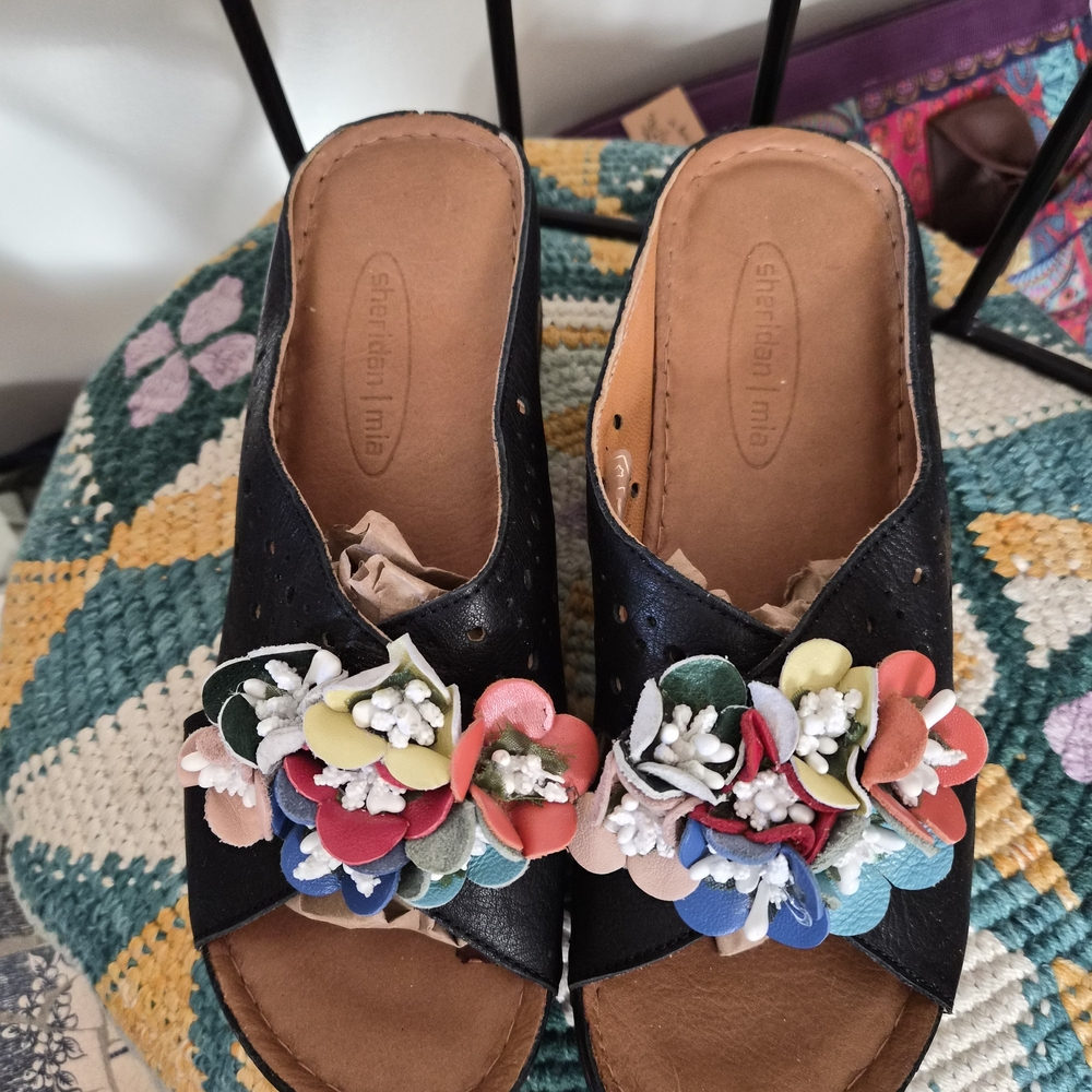 Flower Child Leather Slide Sandle With Floral Detail♡ All Leather♡ NWOT💐